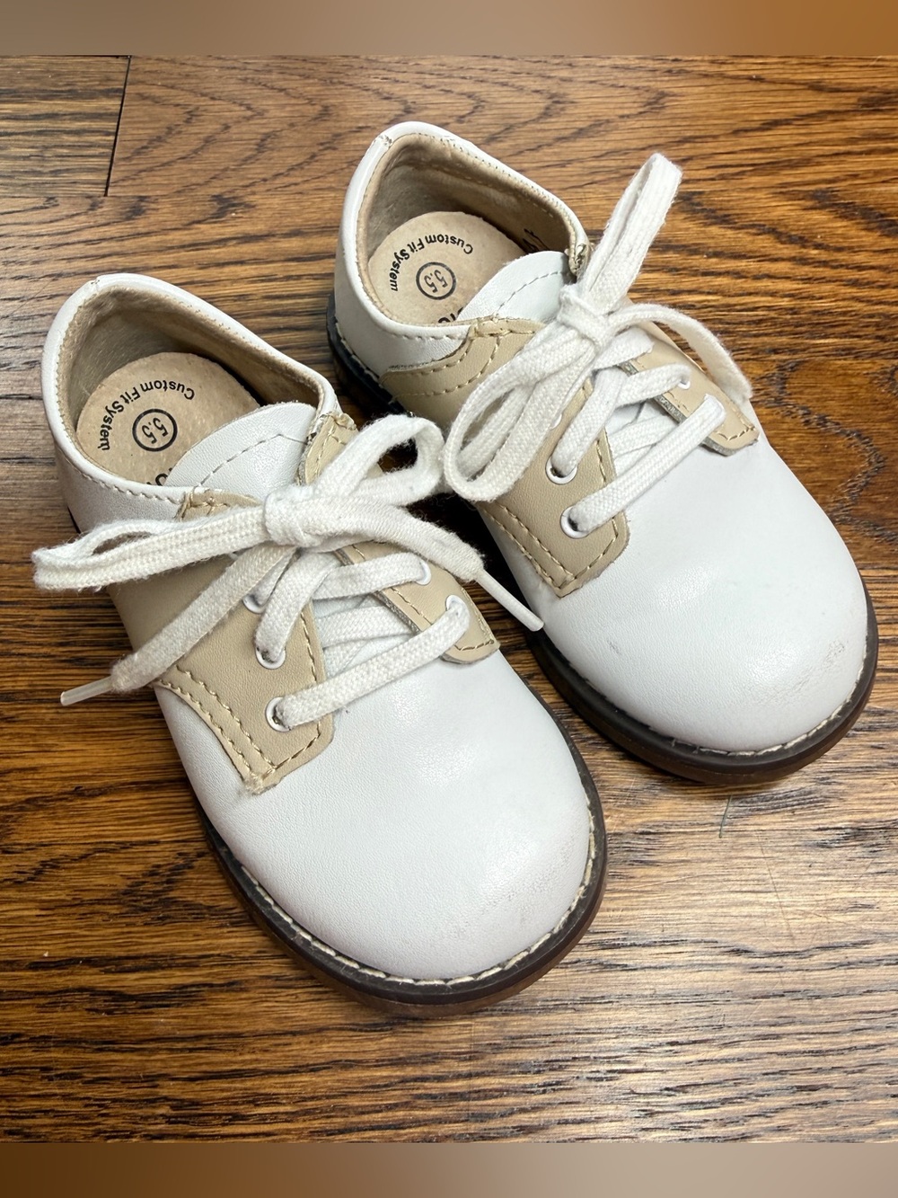 FootMates Cheer Ecru Toddler Boys White and Tan Leather Saddle Oxfords Size 5.5